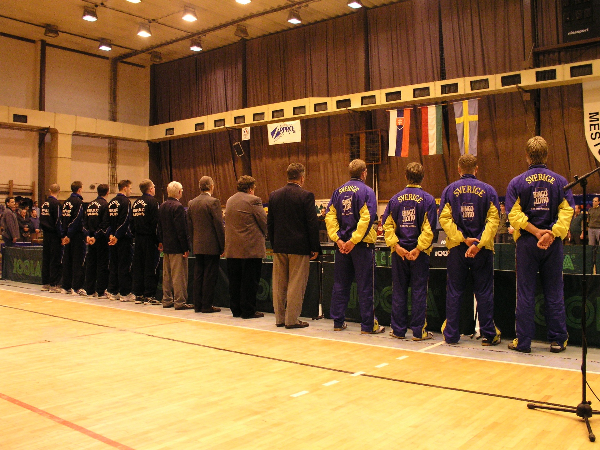 Slovensko - Švédsko 2004 kvalifikácia na ME nástup hráčov, hymny